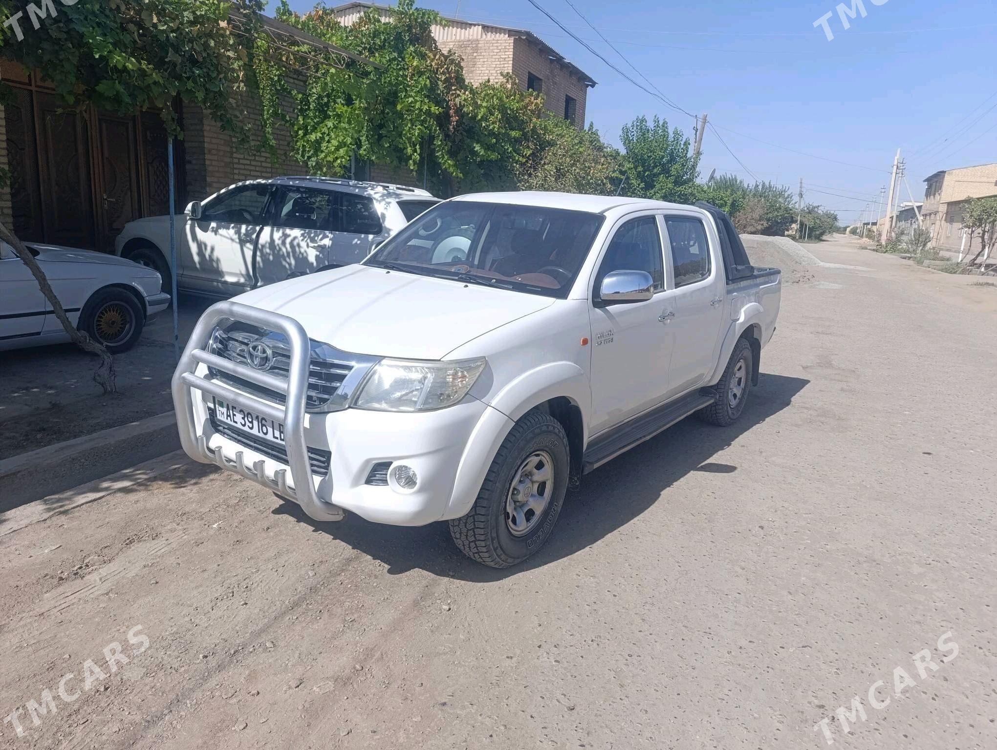 Toyota Hilux 2012 - 300 000 TMT - Дянев - img 1