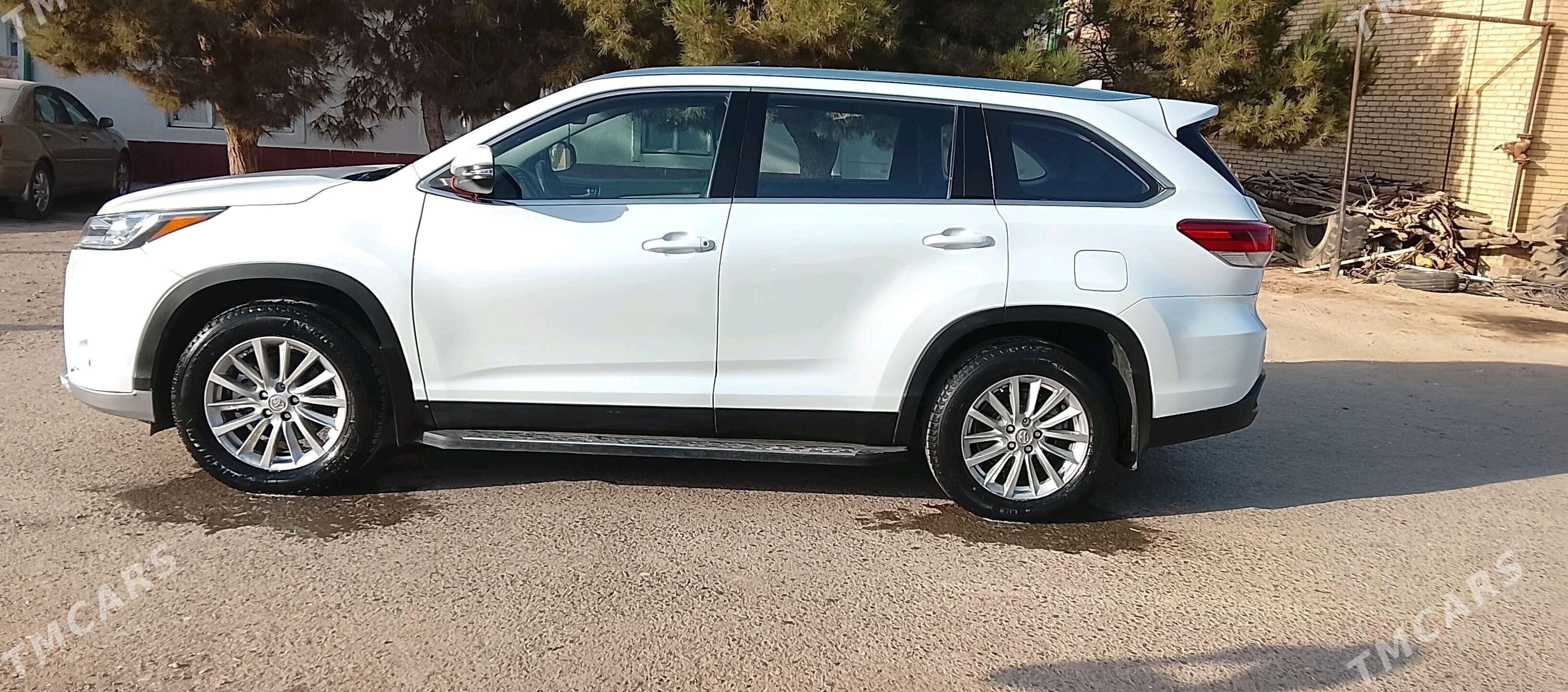 Toyota Highlander 2019 - 480 000 TMT - Çärjew - img 8