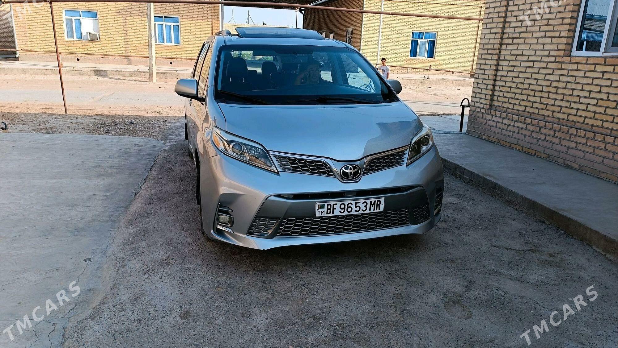 Toyota Sienna 2017 - 380 000 TMT - Сакарчага - img 1