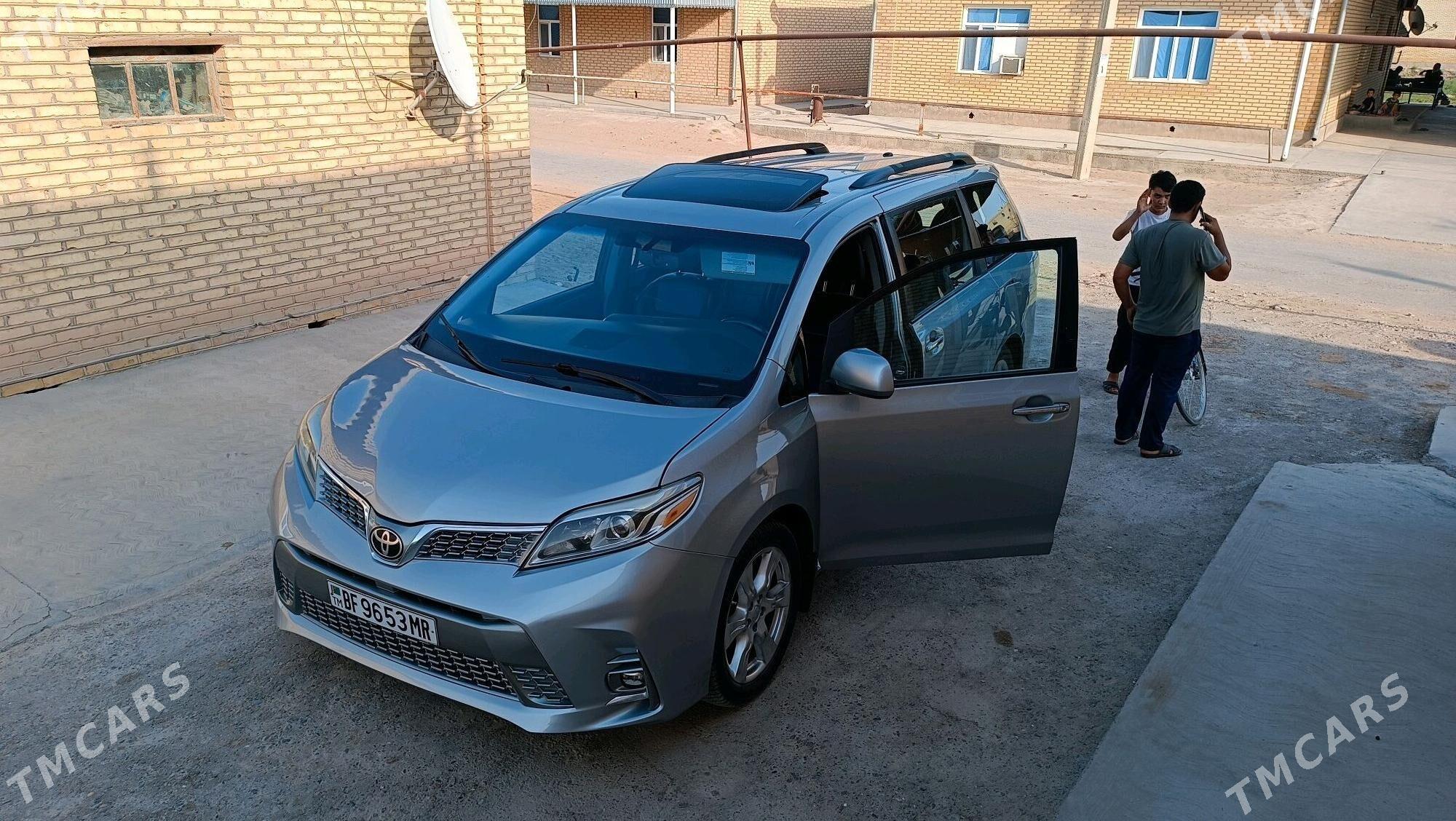 Toyota Sienna 2017 - 380 000 TMT - Сакарчага - img 2