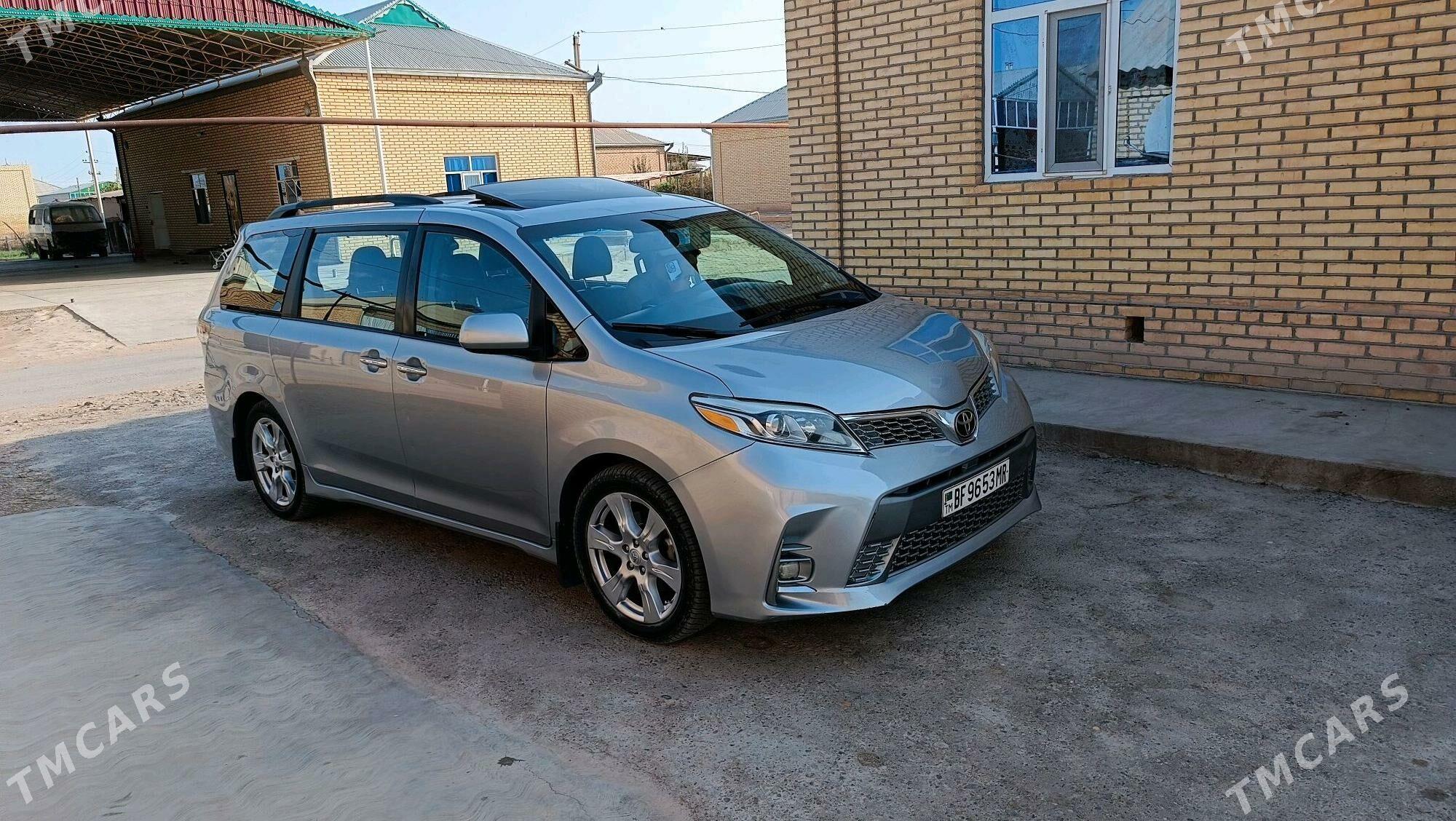 Toyota Sienna 2017 - 380 000 TMT - Сакарчага - img 3