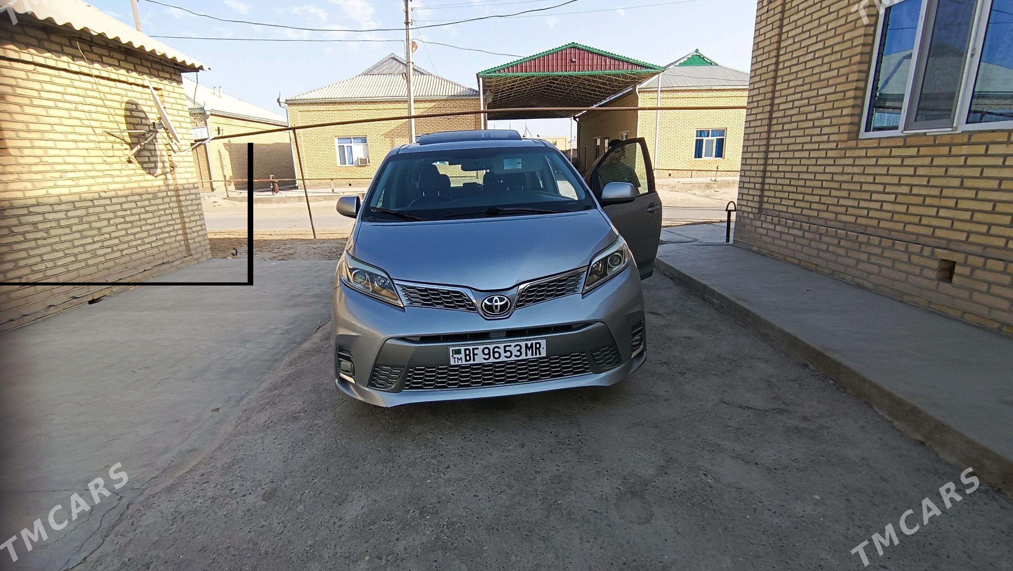 Toyota Sienna 2017 - 380 000 TMT - Сакарчага - img 5
