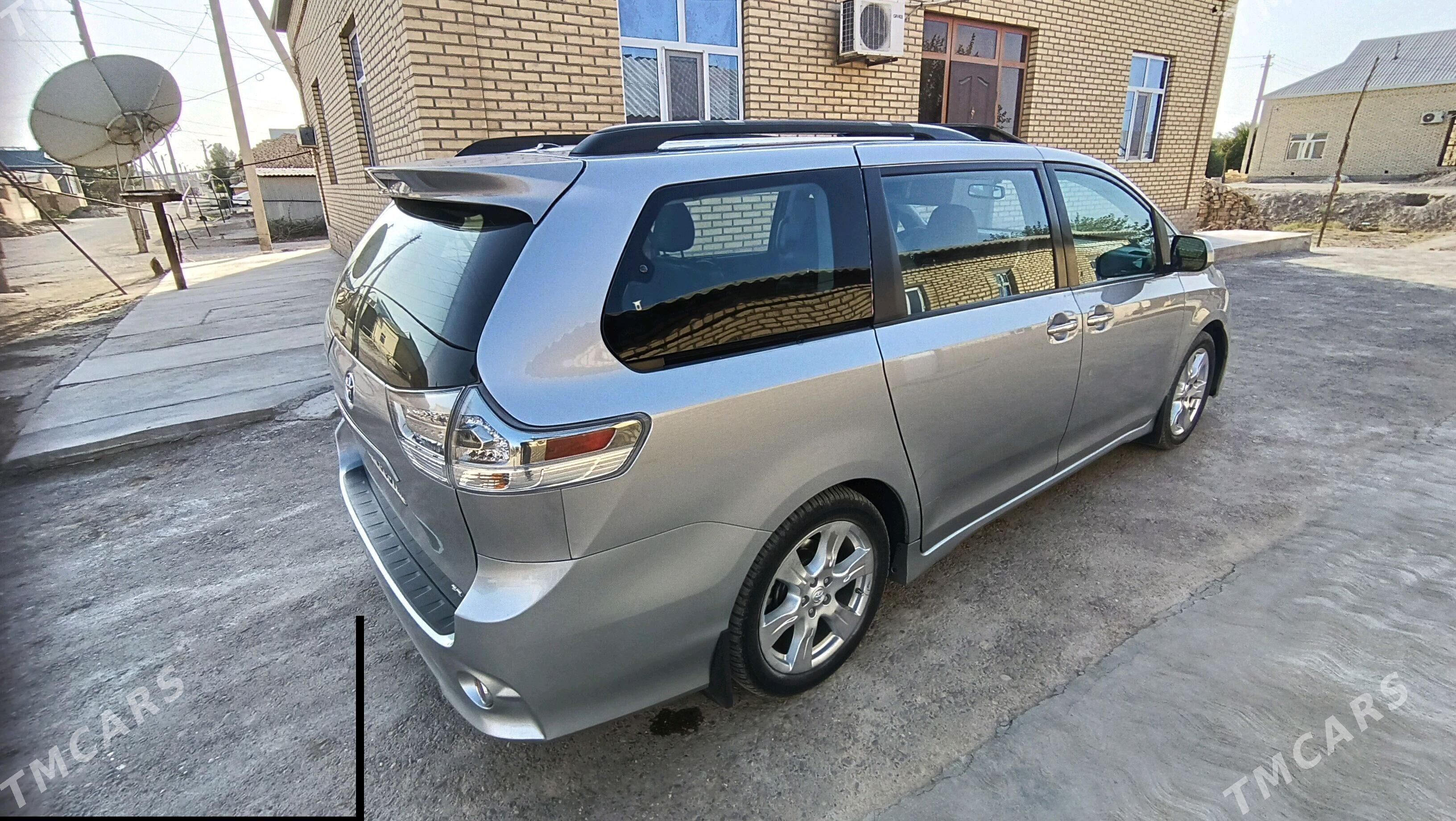 Toyota Sienna 2017 - 380 000 TMT - Сакарчага - img 4