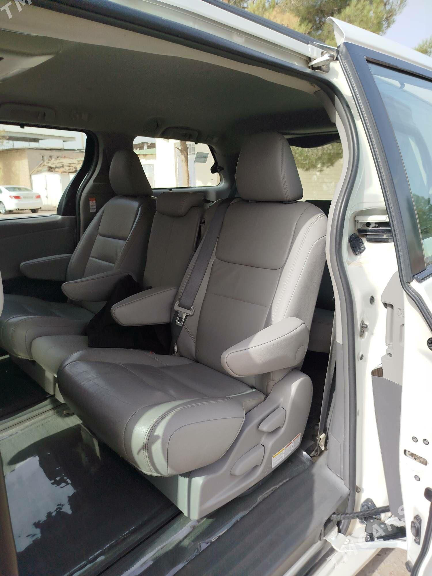 Toyota Sienna 2017 - 400 000 TMT - Туркменабат - img 6