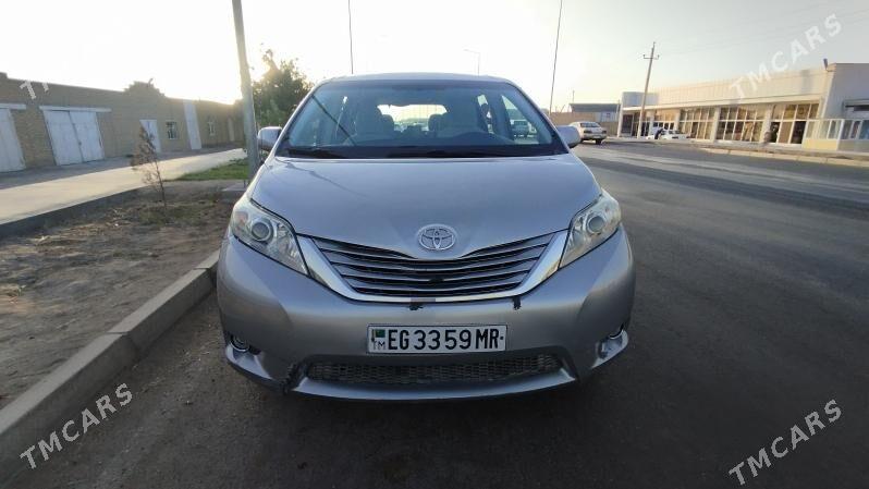 Toyota Sienna 2011 - 290 000 TMT - Мары - img 1
