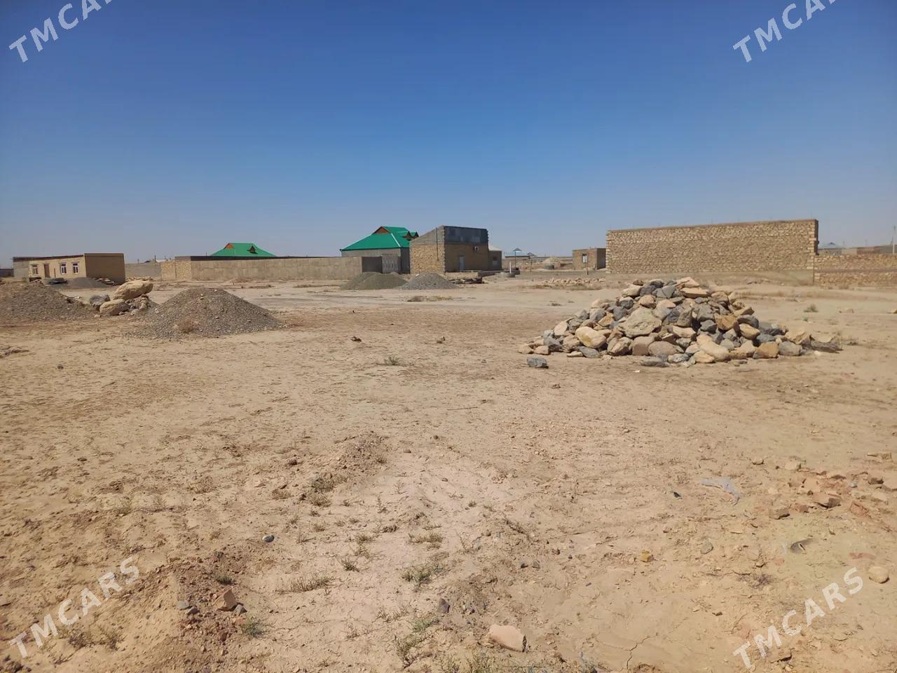 Boş yer 11 nji mekdewiñ arkasy - Гызыларбат - img 2