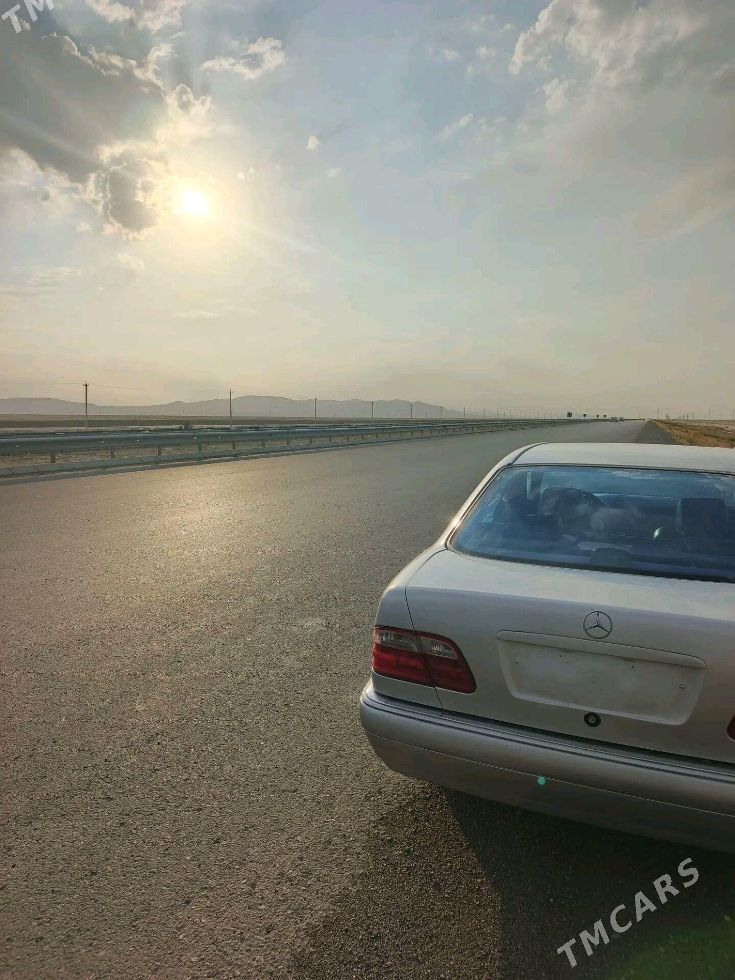 Mercedes-Benz E320 1997 - 75 000 TMT - Balkanabat - img 2