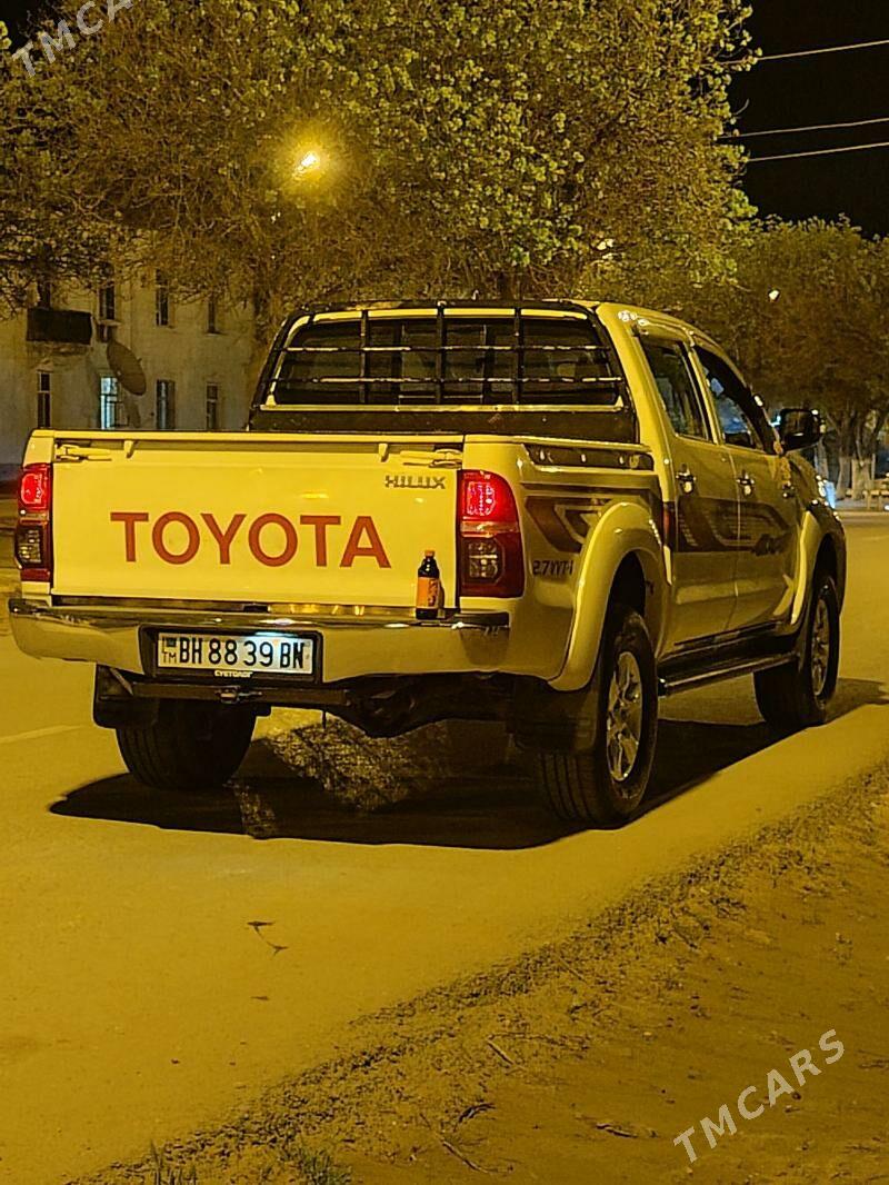 Toyota Hilux 2013 - 370 000 TMT - Hazar - img 5