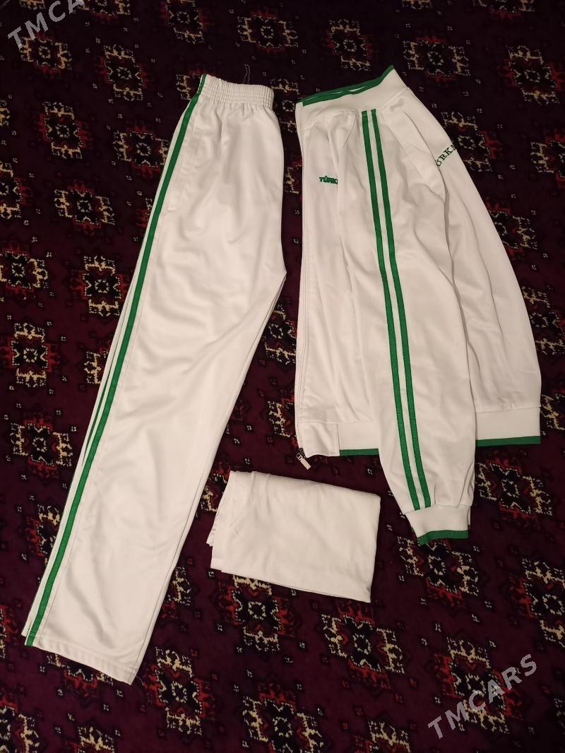 ak sportiwka, yaşyl kostyum. - Балканабат - img 1