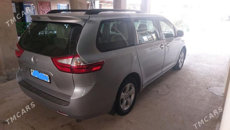 Toyota Sienna 2018 - 335 000 TMT - Теджен - img 2