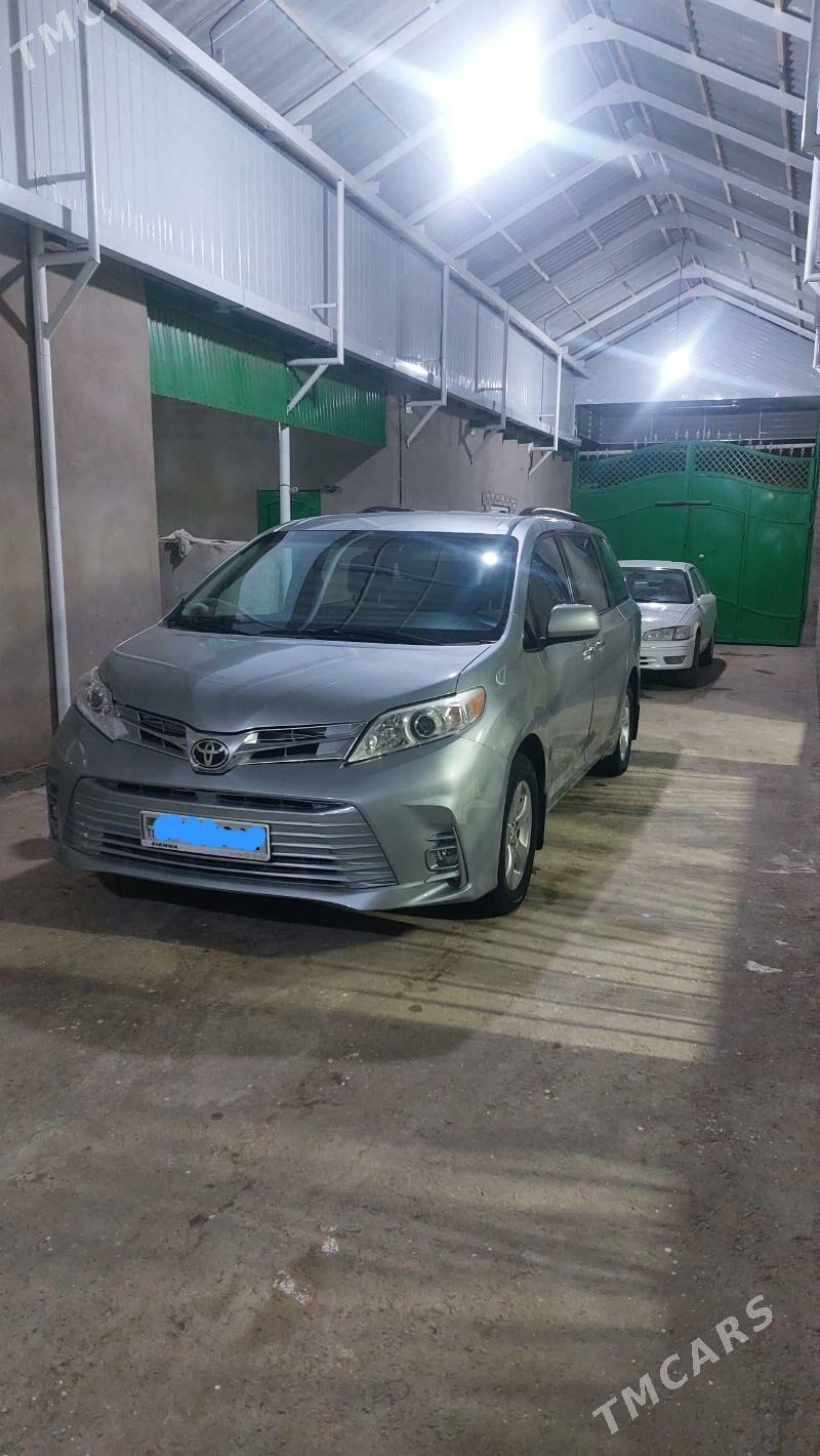 Toyota Sienna 2018 - 335 000 TMT - Теджен - img 6