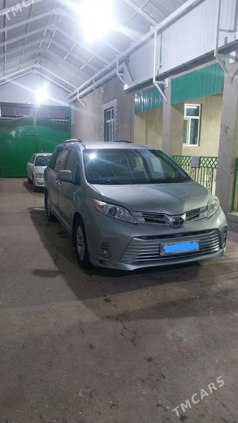 Toyota Sienna 2018 - 335 000 TMT - Теджен - img 8