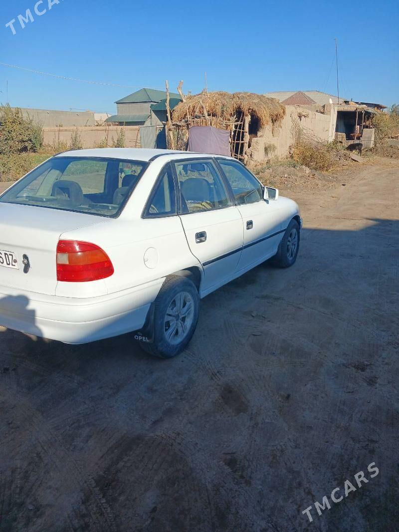 Opel Astra 1993 - 40 000 TMT - Гурбансолтан Едже - img 2