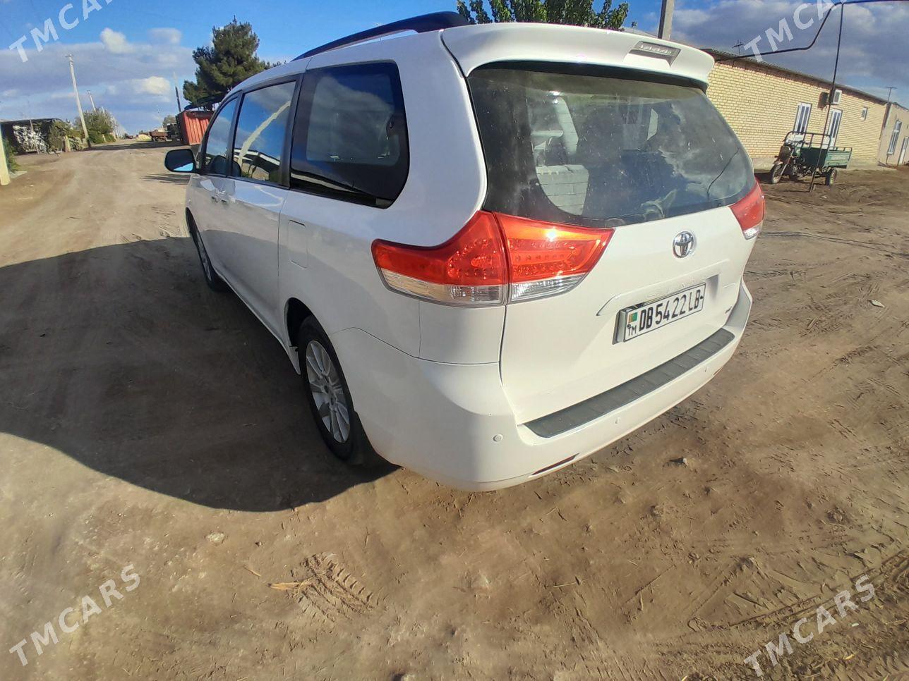 Toyota Sienna 2012 - 320 000 TMT - Фарап - img 3