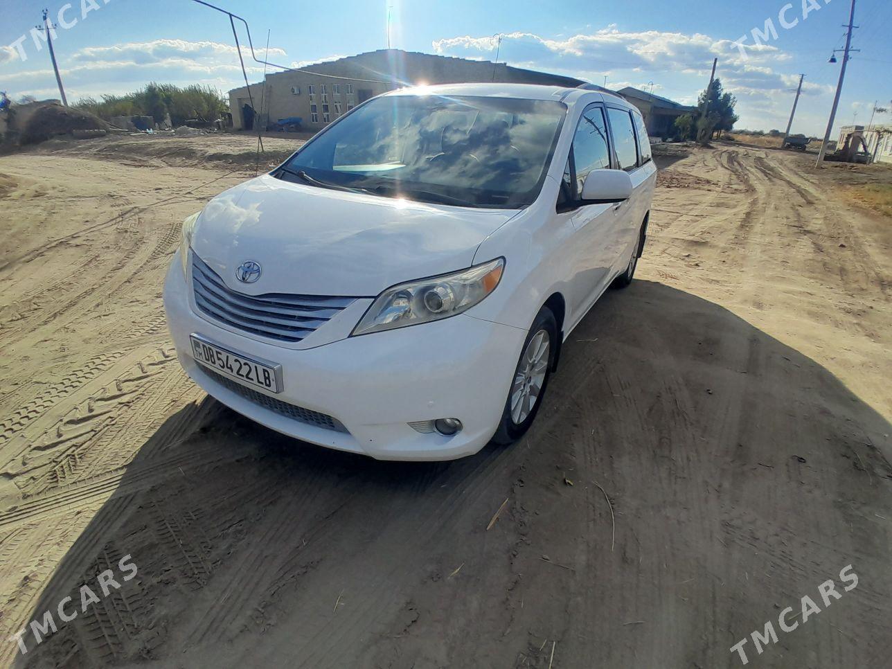 Toyota Sienna 2012 - 320 000 TMT - Фарап - img 1