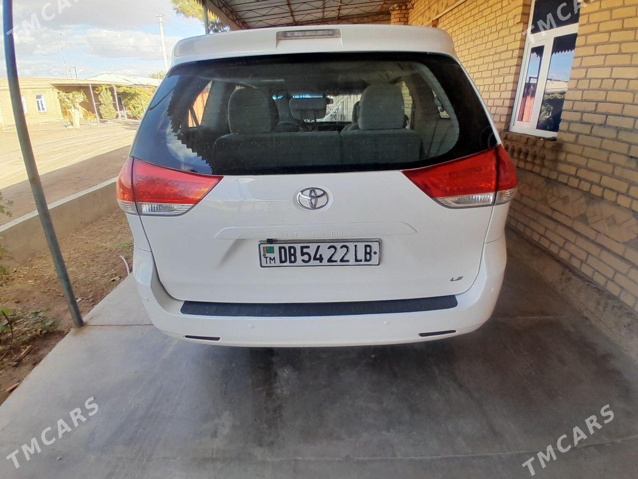 Toyota Sienna 2012 - 320 000 TMT - Фарап - img 6