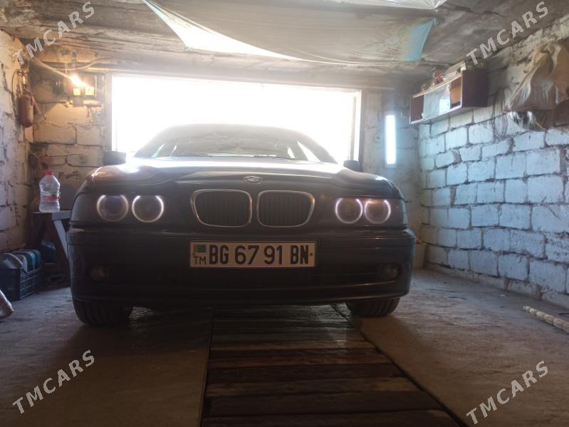 BMW E39 2002 - 126 000 TMT - Балканабат - img 4
