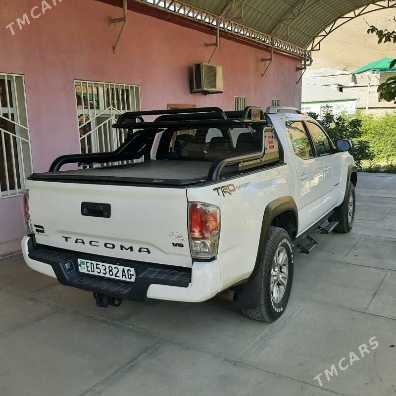 Toyota Tacoma 2018 - 420 000 TMT - Aşgabat - img 9