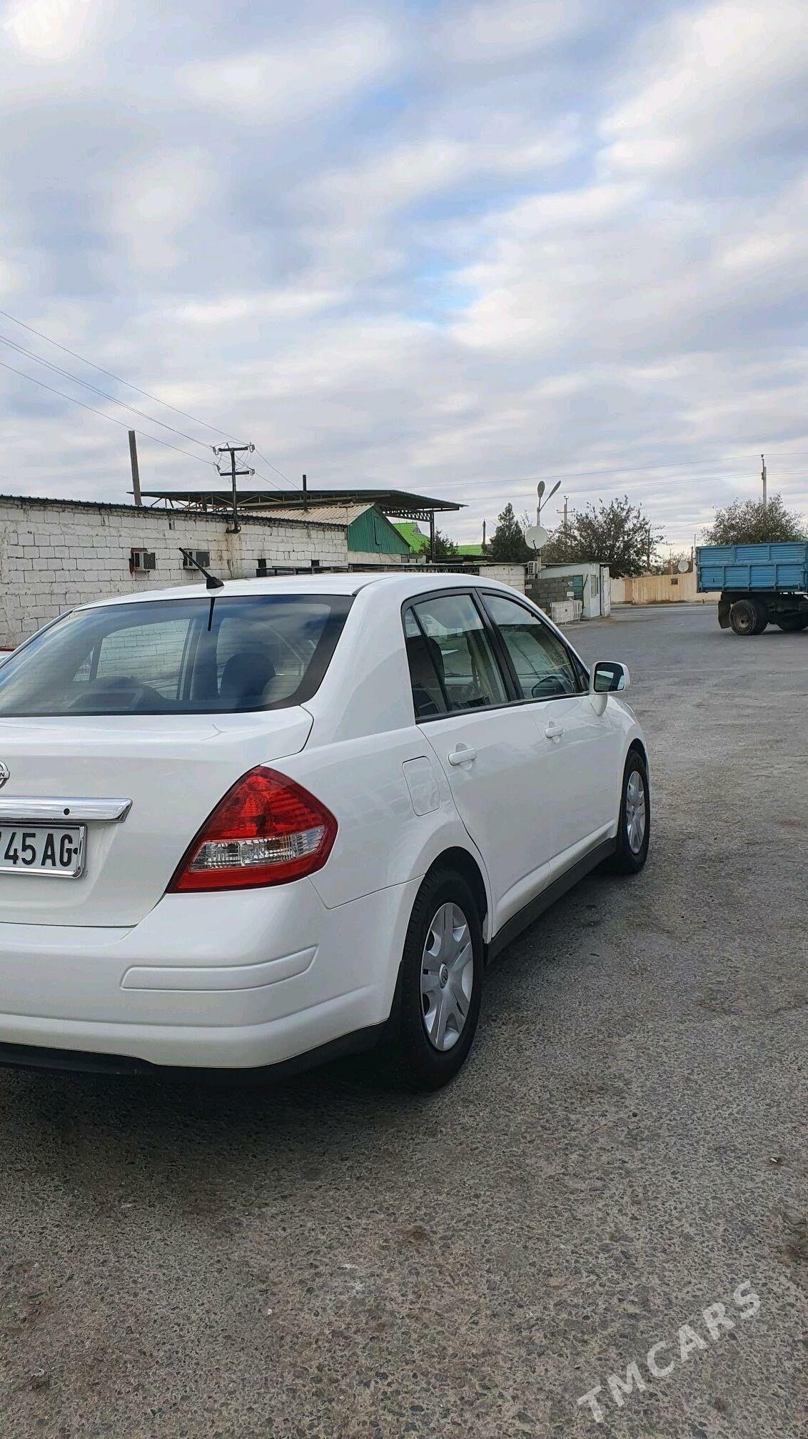 Nissan Versa 2011 - 130 000 TMT - Büzmeýin - img 3