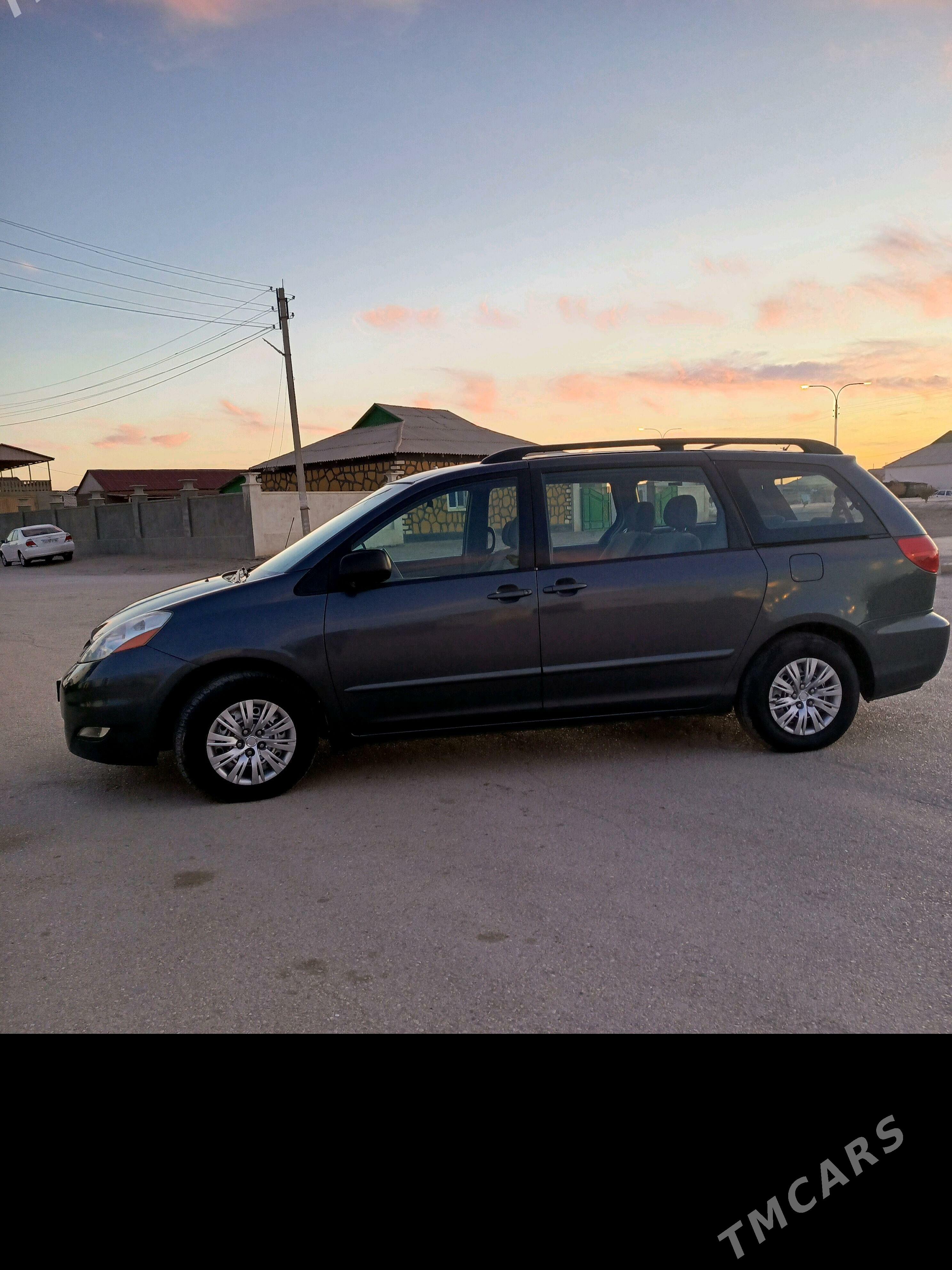 Toyota Sienna 2008 - 260 000 TMT - Гумдаг - img 4