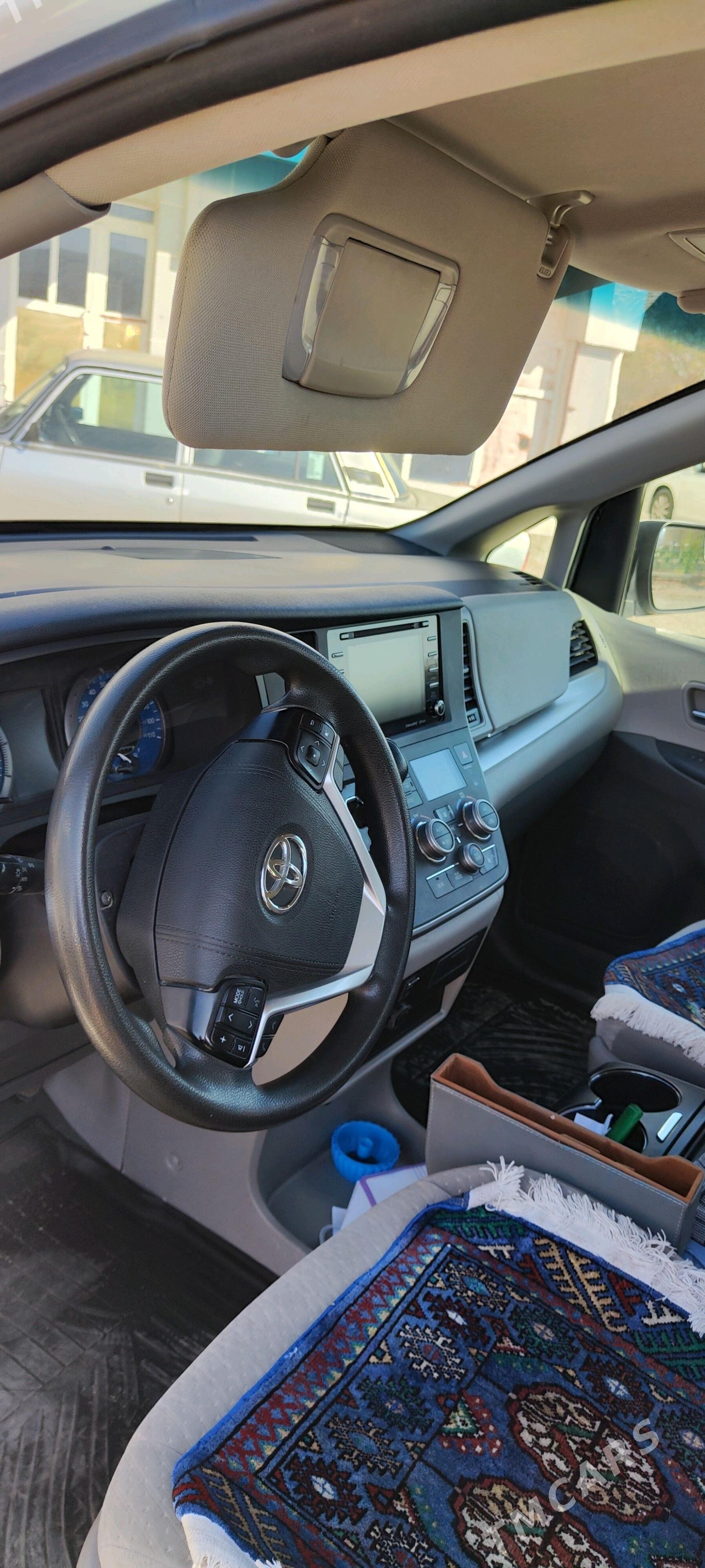 Toyota Sienna 2019 - 380 000 TMT - Гызыларбат - img 4