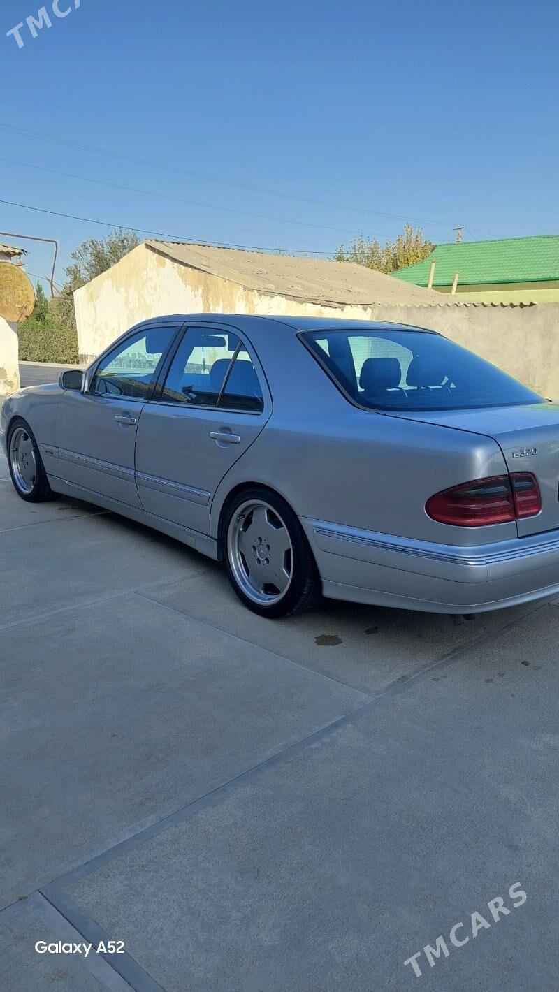 Mercedes-Benz E320 2001 - 140 000 TMT - Кака - img 5
