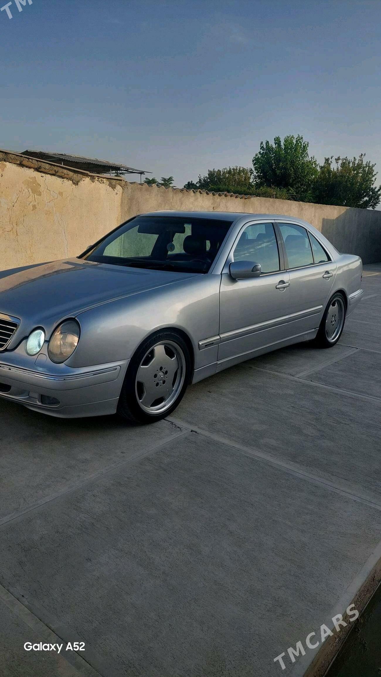 Mercedes-Benz E320 2001 - 140 000 TMT - Кака - img 1