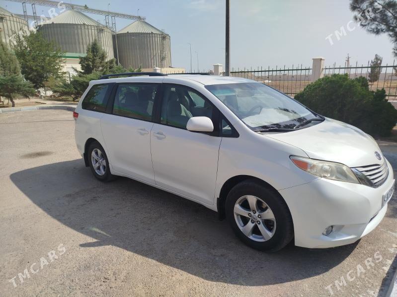 Toyota Sienna 2011 - 250 000 TMT - Теджен - img 3