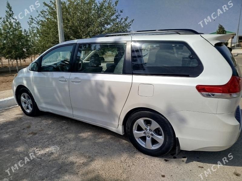 Toyota Sienna 2011 - 250 000 TMT - Теджен - img 2