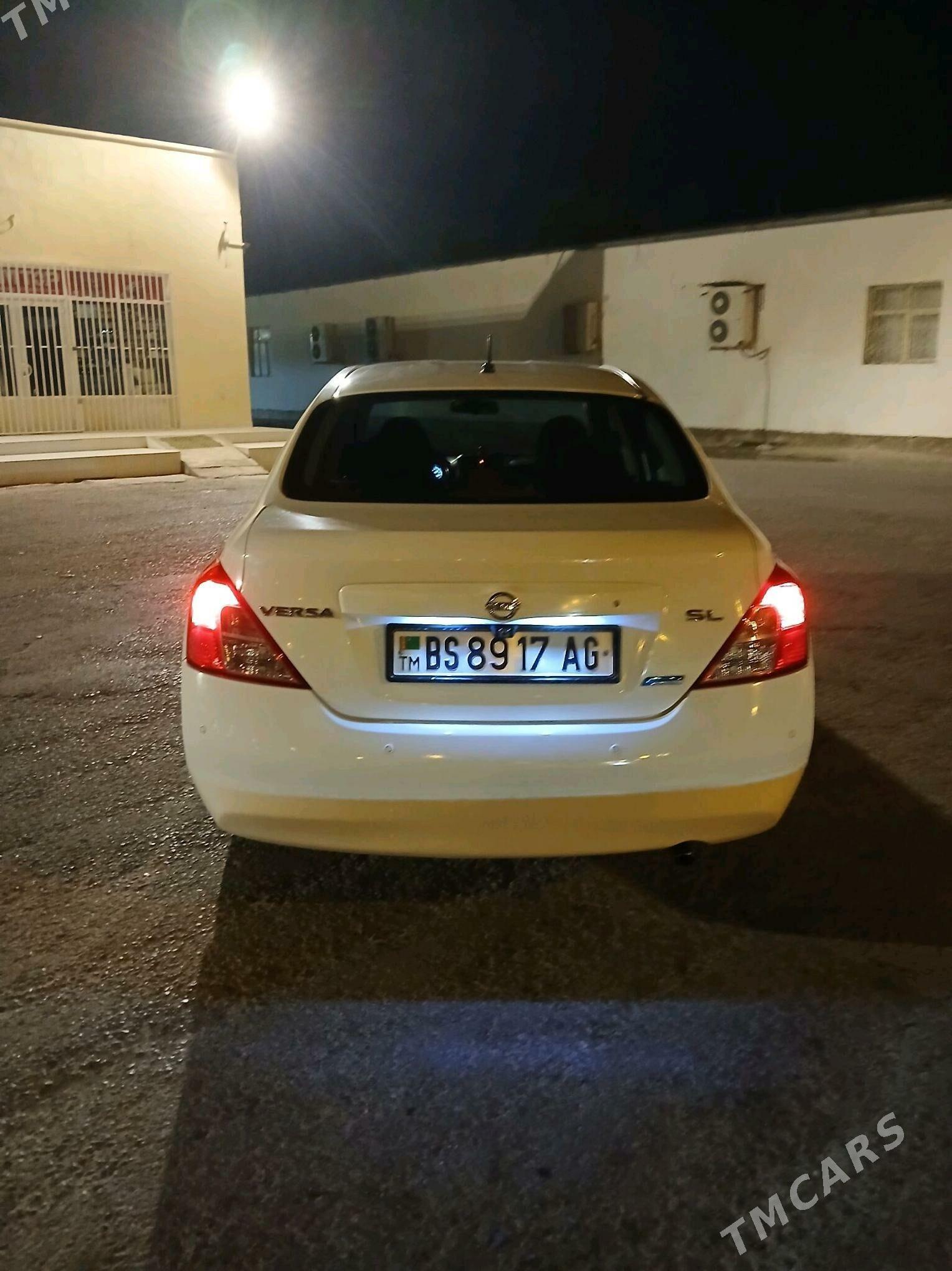 Nissan Versa 2011 - 126 000 TMT - Гарадамак - img 3