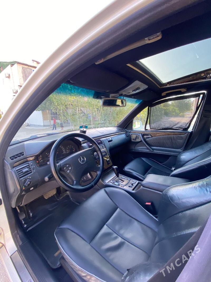 Mercedes-Benz E320 2000 - 120 000 TMT - Balkanabat - img 3