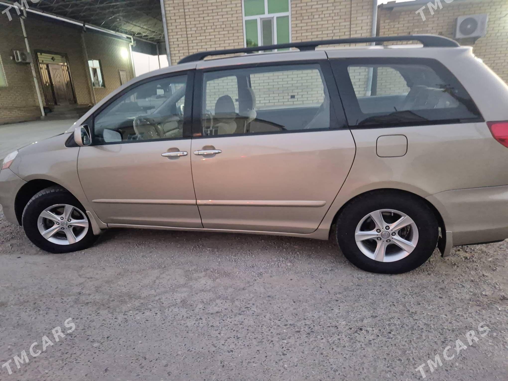 Toyota Sienna 2009 - 215 000 TMT - Мары - img 5