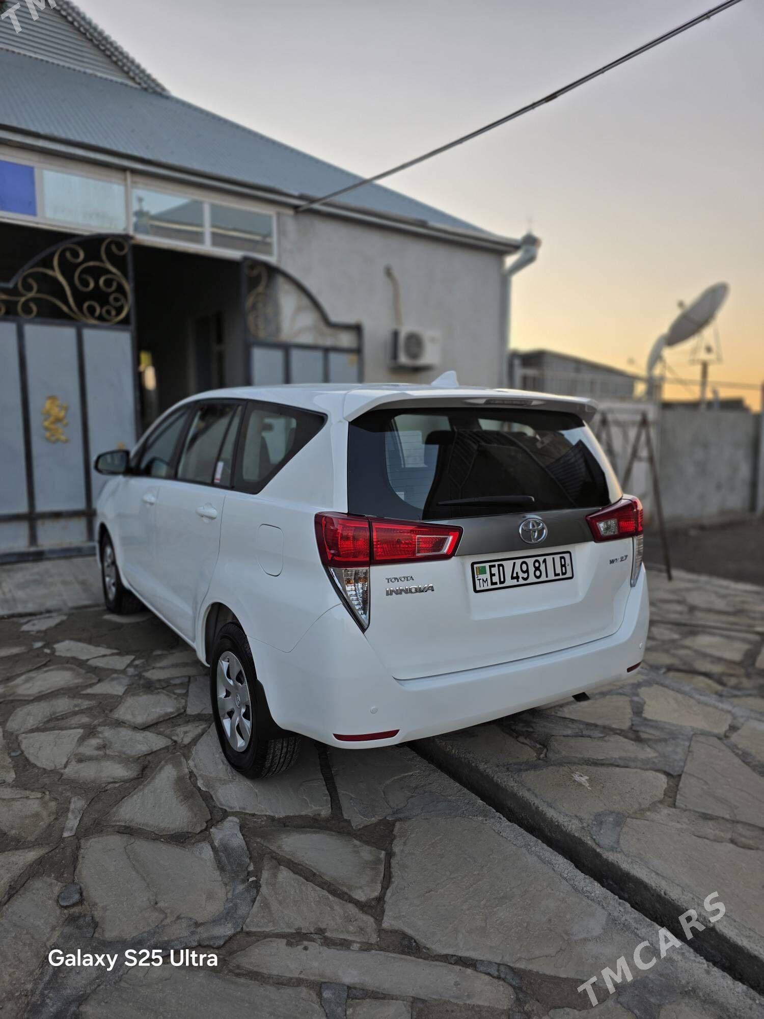 Toyota Innova 2021 - 270 000 TMT - Магданлы - img 4