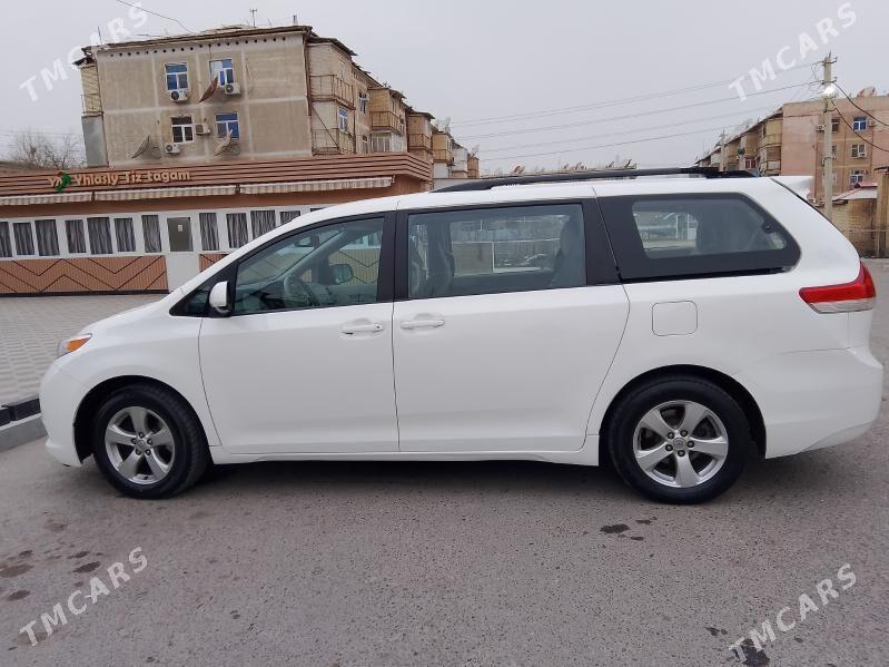 Toyota Sienna 2011 - 270 000 TMT - Мары - img 1
