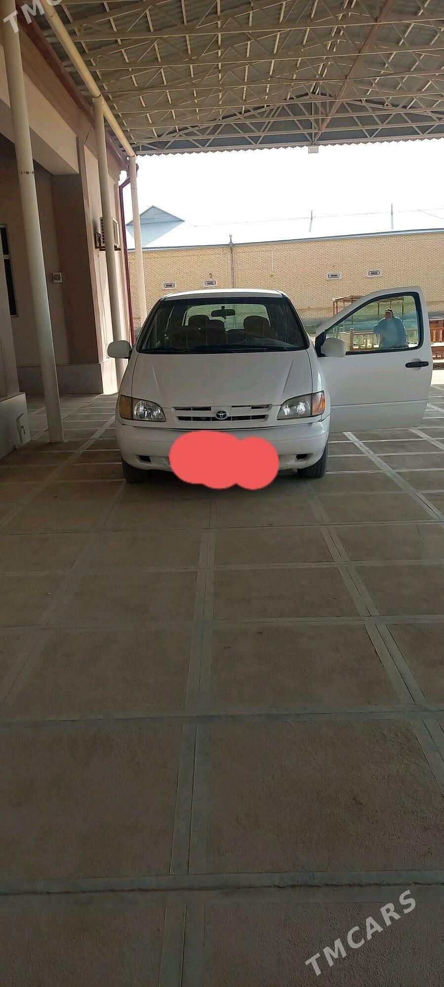 Toyota Sienna 2001 - 140 000 TMT - Векильбазар - img 2