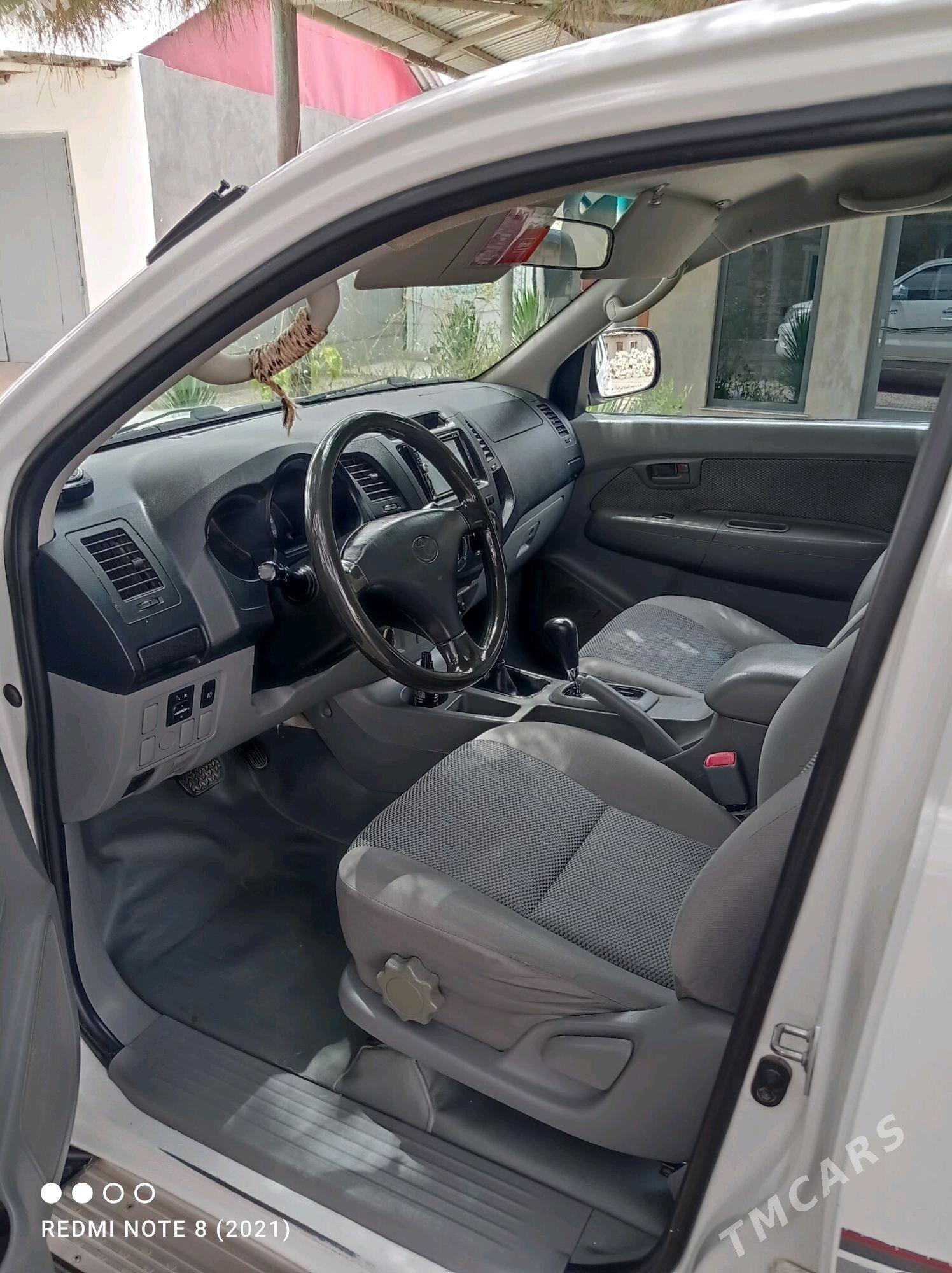 Toyota Hilux 2010 - 325 000 TMT - Джебел - img 4