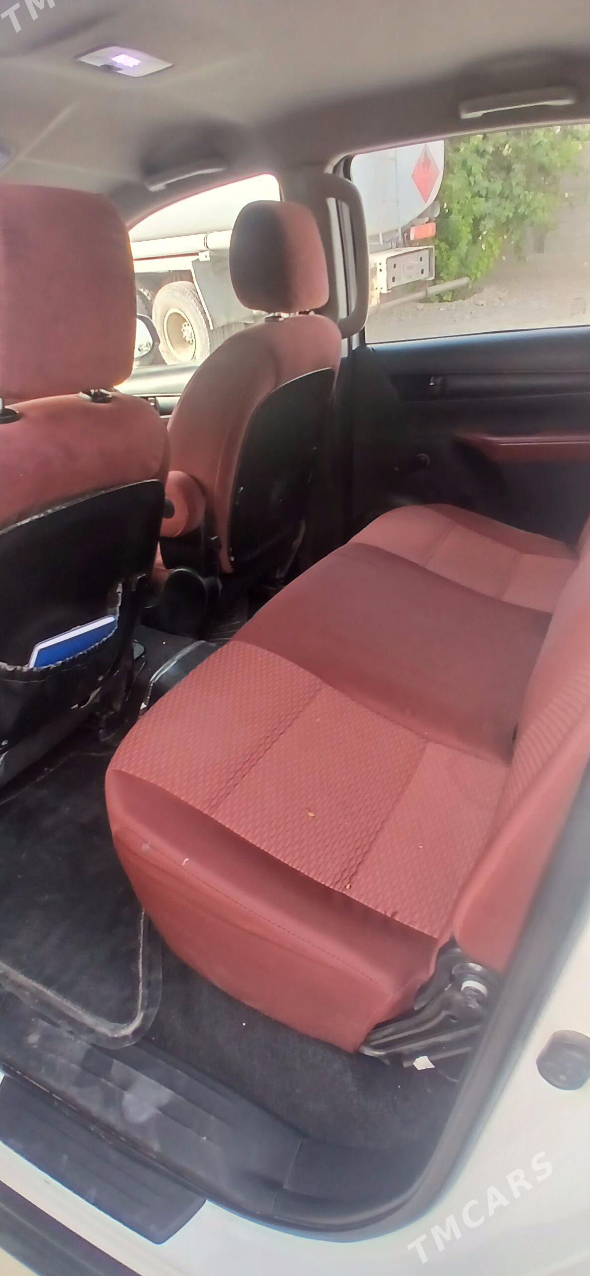 Toyota Hilux 2018 - 450 000 TMT - Багир - img 3