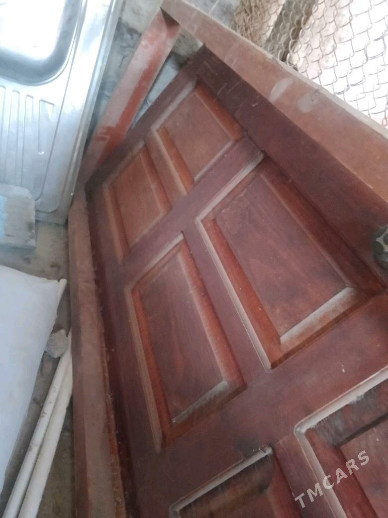 Agaç gapy, Дверь деревянная. - Türkmenbaşy - img 1