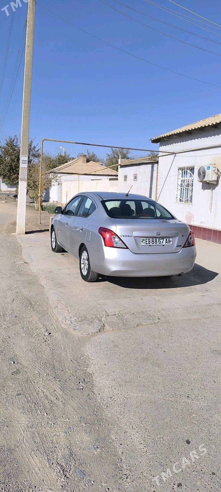 Nissan Versa 2011 - 112 000 TMT - Теджен - img 1