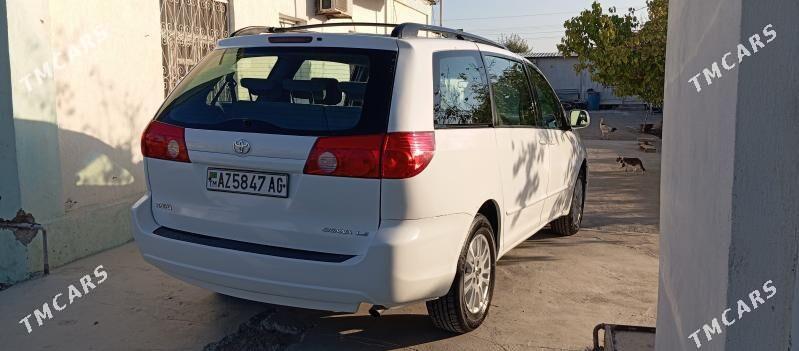 Toyota Sienna 2004 - 210 000 TMT - Гарадамак - img 3