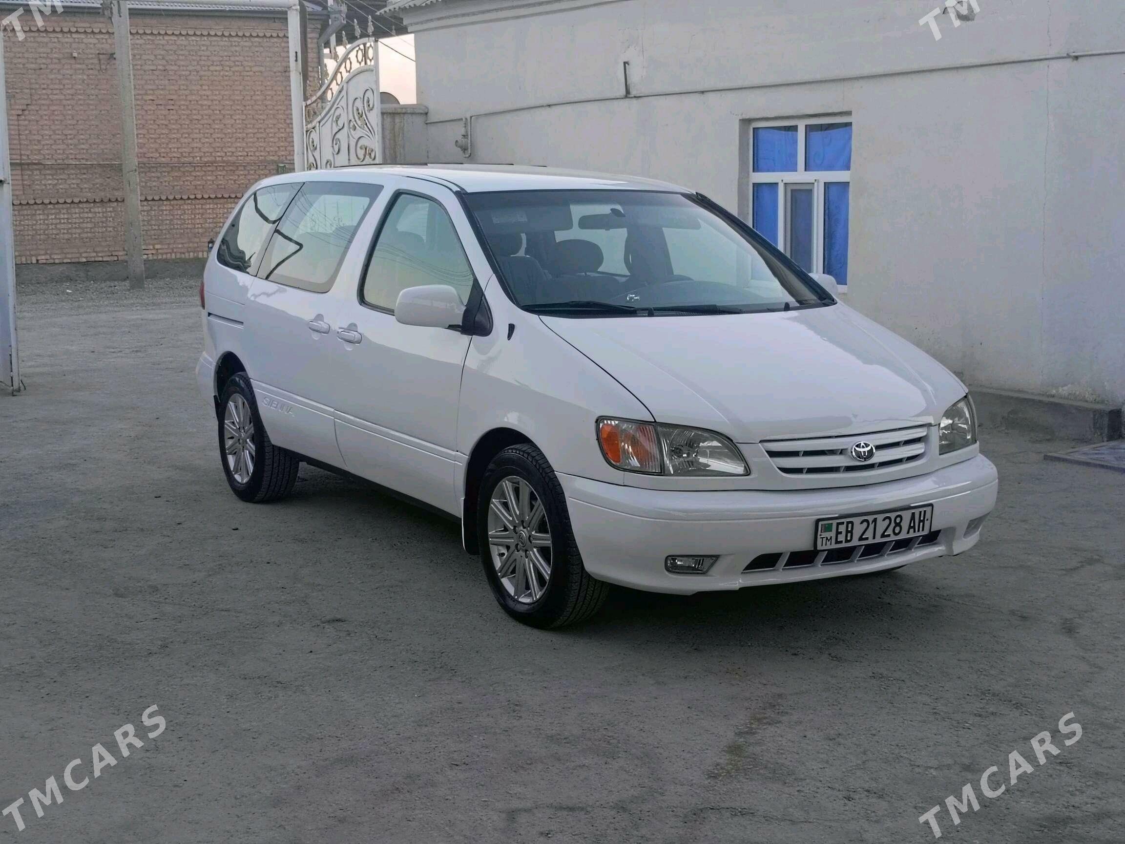 Toyota Sienna 2002 - 133 000 TMT - Теджен - img 1