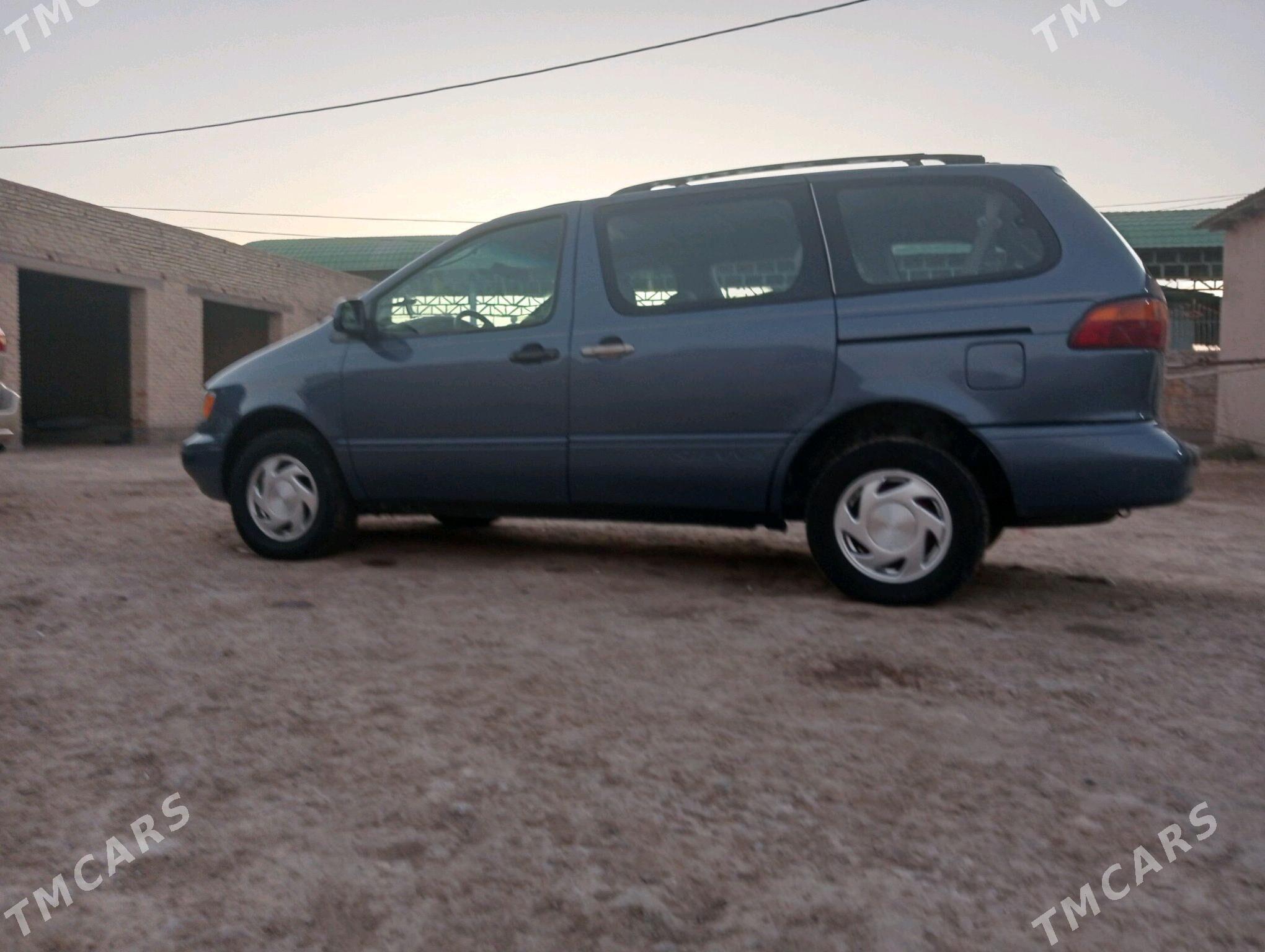 Toyota Sienna 1998 - 150 000 TMT - етр. Туркменбаши - img 3