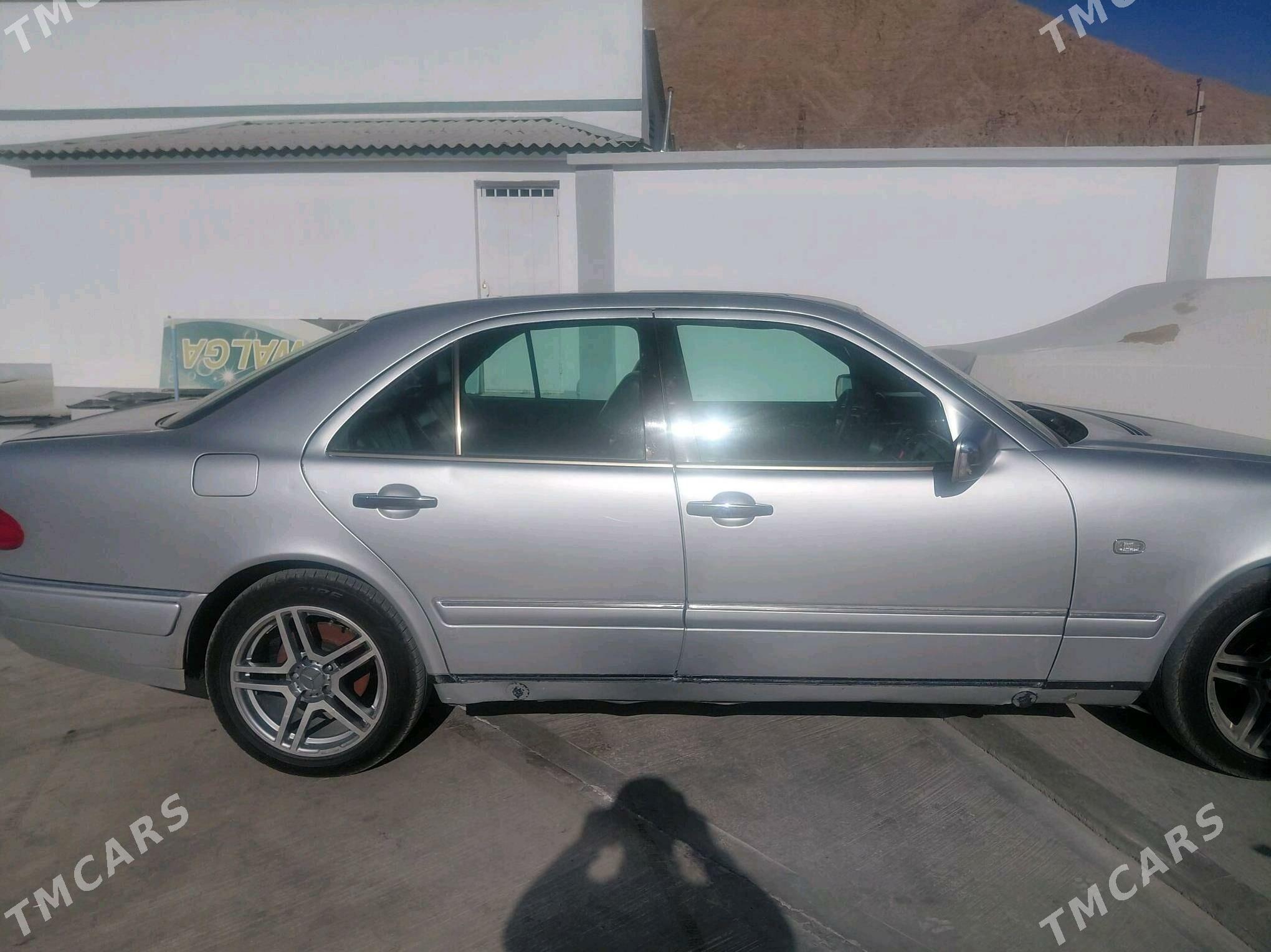 Mercedes-Benz E320 1996 - 60 000 TMT - Balkanabat - img 4