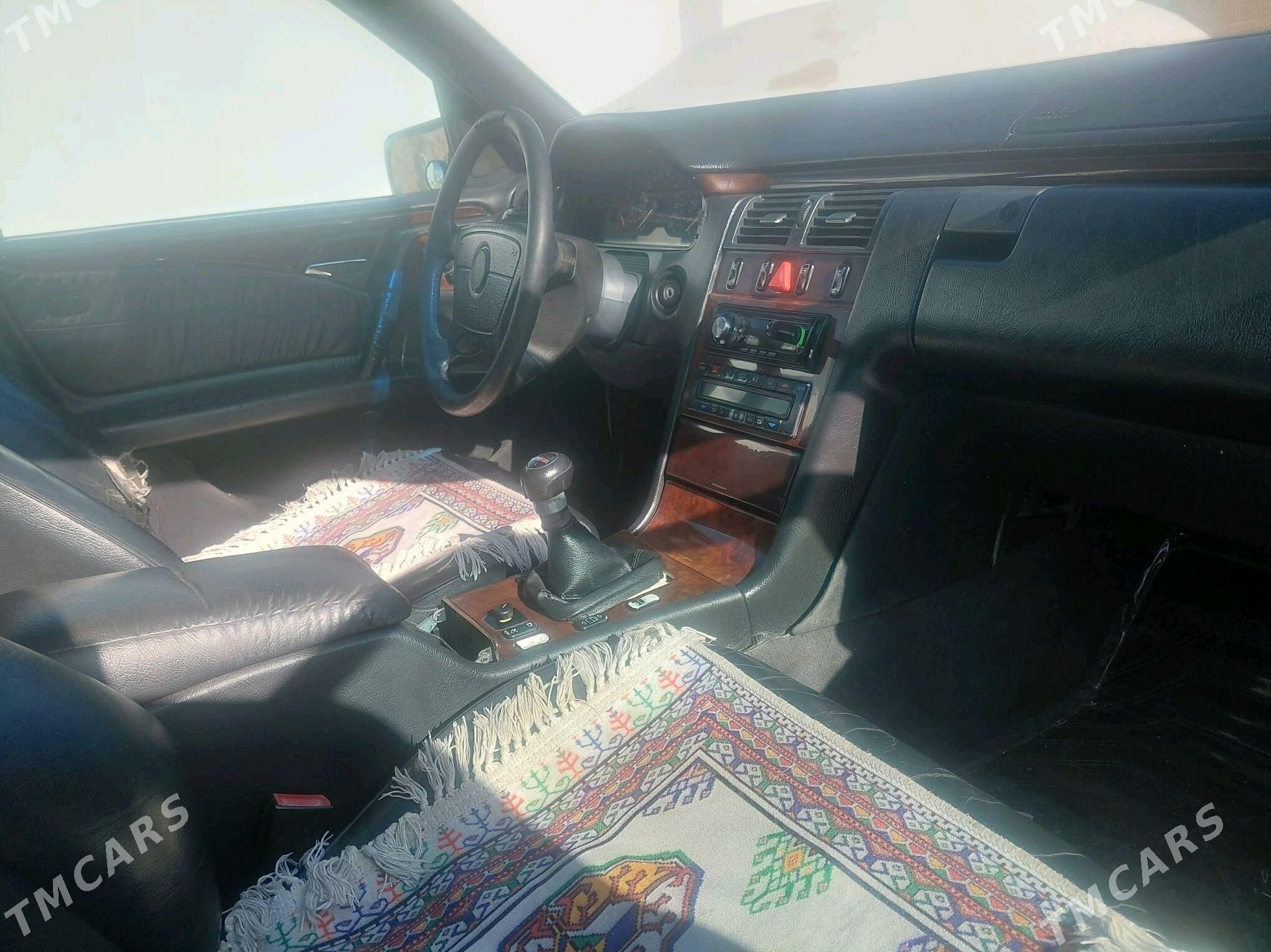Mercedes-Benz E320 1996 - 60 000 TMT - Balkanabat - img 6