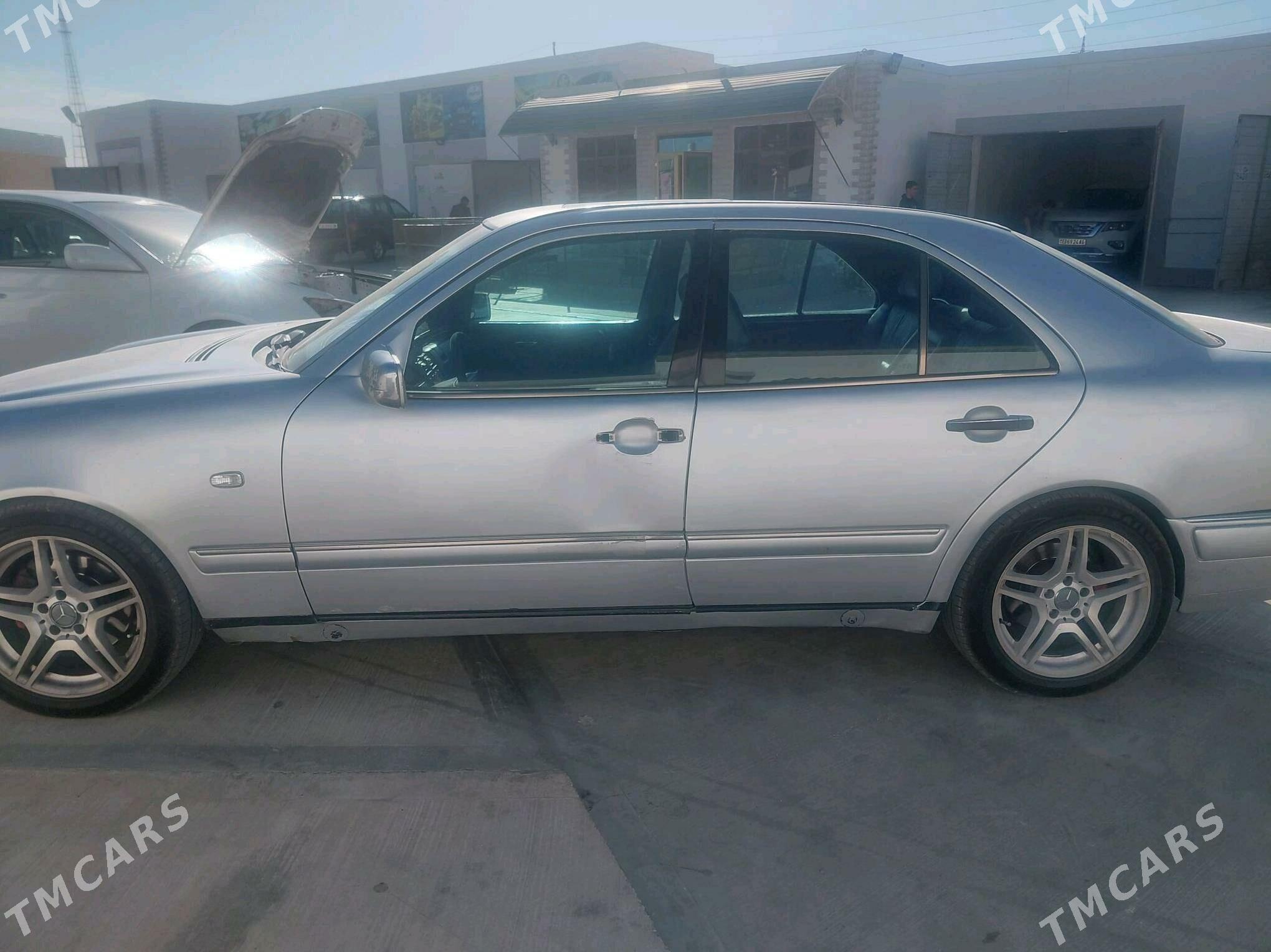 Mercedes-Benz E320 1996 - 60 000 TMT - Balkanabat - img 2