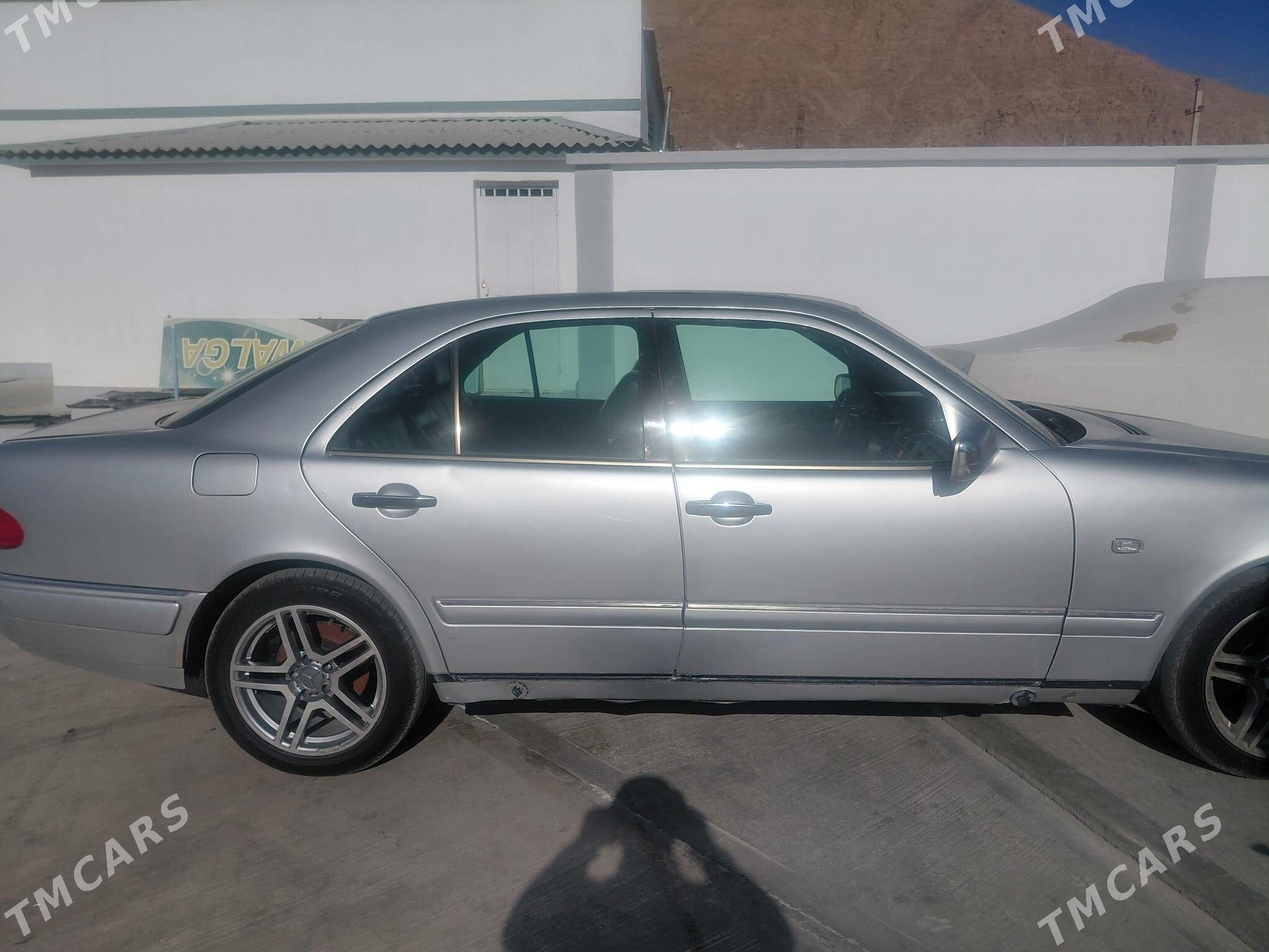 Mercedes-Benz E320 1996 - 60 000 TMT - Balkanabat - img 4