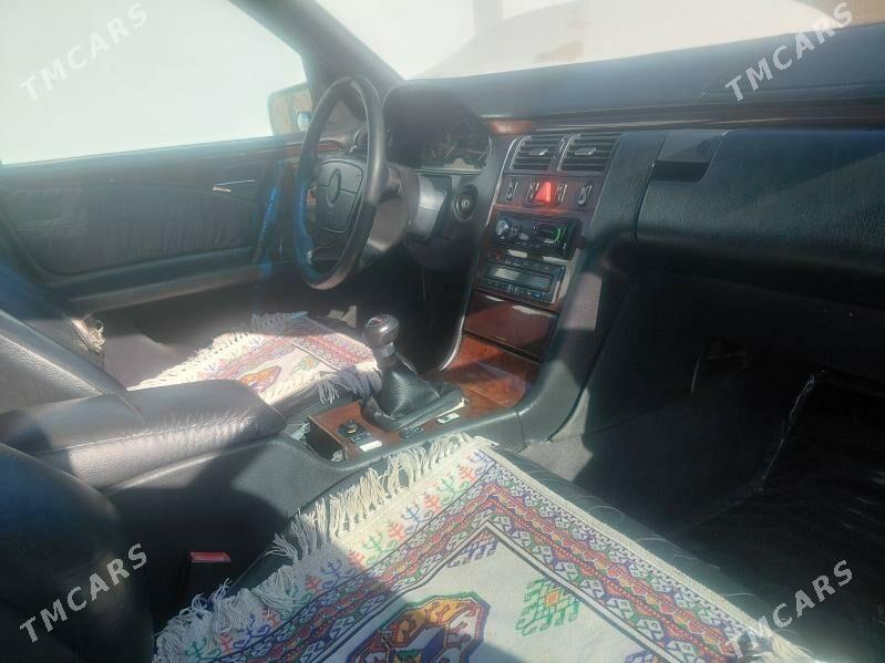 Mercedes-Benz E320 1996 - 60 000 TMT - Balkanabat - img 1