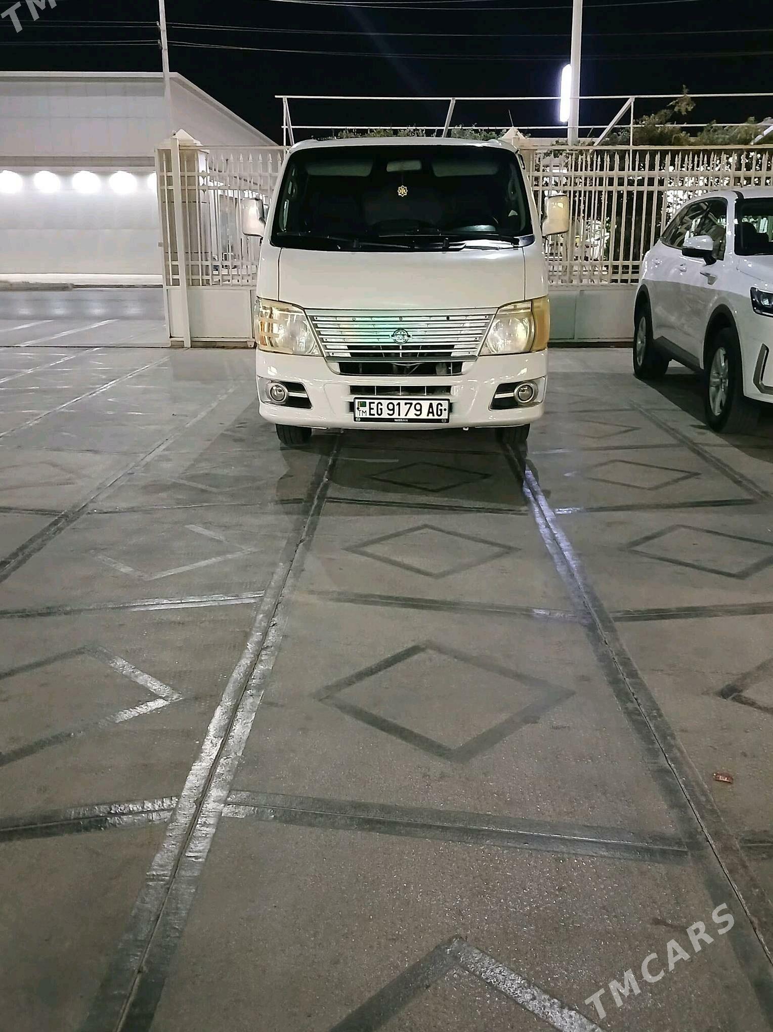 Nissan Urvan 2010 - 175 000 TMT - Бузмеин - img 4