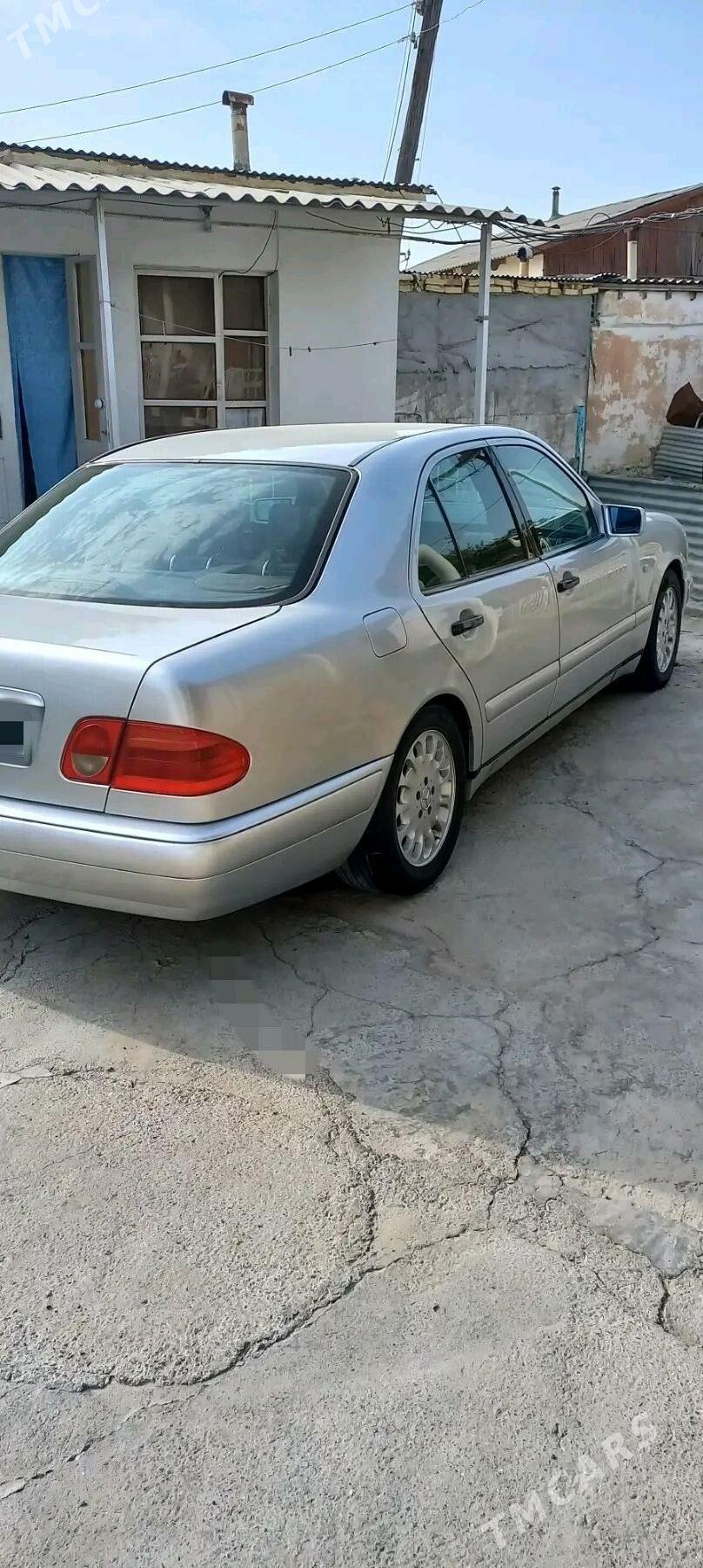 Mercedes-Benz E-Class 1998 - 90 000 TMT - Бахарден - img 1