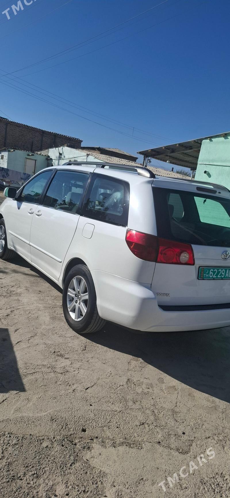 Toyota Sienna 2005 - 230 000 TMT - Мир 5 - img 4